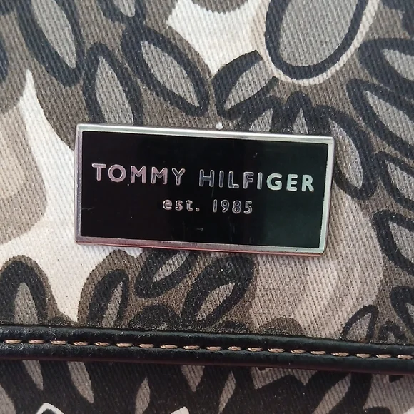 Tommy Hilfiger Black and White Floral Wallet - Picture 2 of 7